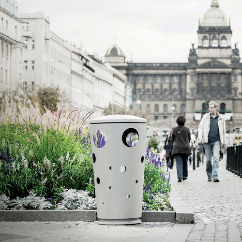 公共垃圾桶 - SWISSBIN - mmcité street furniture - 电镀钢 / 带盖 / 户外