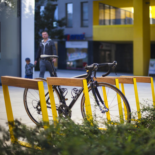 落地式自行车架 - BIKEBLOCQ - mmcité street furniture - 公共空间 / 电镀钢 / 木质