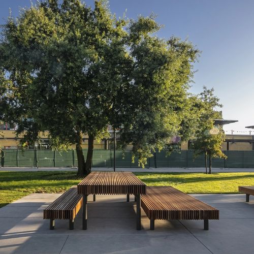 现代风格野餐桌 - WOODY - mmcité street furniture - 硬木 / 镀锌钢桌脚 / 长方形