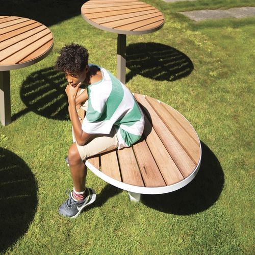 现代风格凳子 - LAGO - mmcité street furniture - 硬木 / 镀锌钢桌脚 / 中央脚撑