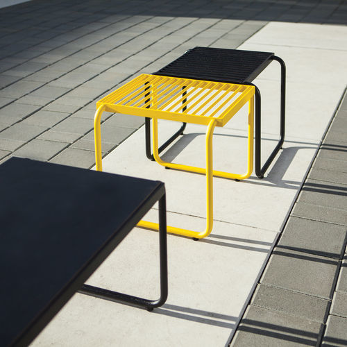 现代风格凳子 - STACK - mmcité street furniture - HPL / 电镀钢 / 镀锌钢桌脚