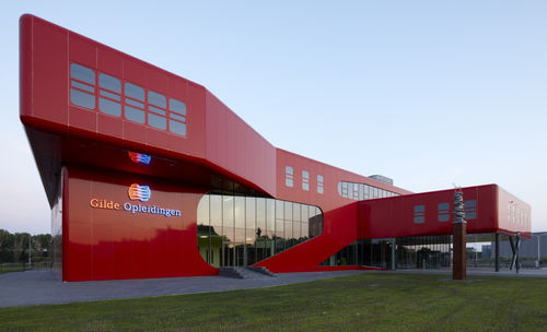 立面板 - GILDE SCHOOL - EURAMAX COATED PRODUCTS - 金属 / 高亮光 / 仿金属