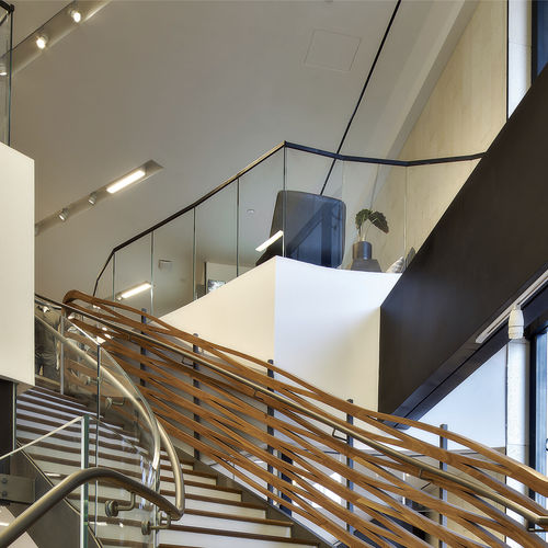 高端楼梯 - LULULEMON, TIME WARNER CENTER, NEW YORK - EeStairs - 循环 / 木台阶 / 涂漆钢架