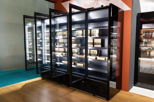 壁挂冷藏展示柜 - OSLO - Frigomeccanica - 用于商店 / 黑色 / 平开门