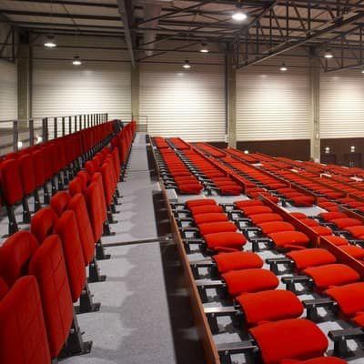 伸缩阶梯看台 - DOUBLE ROW BLEACHER - MASTER INDUSTRIE - 收纳式 / 带可伸缩座椅 / 自动化