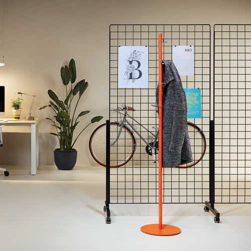 落地式挂衣架 - BOLOGNA - Made Design Barcelona - 现代风格 / 铬钢 / 木制
