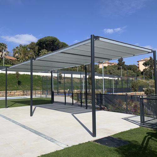 表面安装凉棚架 - Habana - URBADIS Microarquitectura - 电镀钢 / 生物气候建筑 / 公共空间