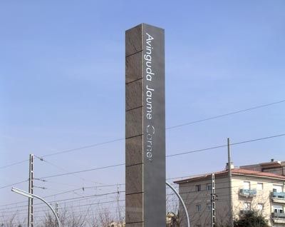 标识广告立牌 - AJC - URBADIS Microarquitectura - 公共空间