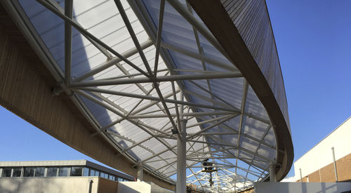 公共场所带顶盖行人通道 - PRÉAUX - Kingspan Light + Air