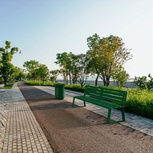 极简主义风格公共长椅 - PASEO-MALECON - NORCOR MOB.URBAIN - 粉末涂层钢 / 热喷漆钢 / 带椅背