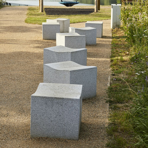 现代风格凳子 - SERPENTINE - Factory Street Furniture - 花岗岩 / 中央脚撑 / 公共空间