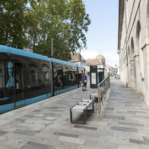 现代风格公共长椅 - LE TRAMWAY, BESANCON - Factory Street Furniture - 木质 / 不锈钢 / 带椅背