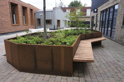 集成长凳的花坛 - FOLDED LIP CUBIT - Factory Street Furniture - 木质 / 耐候钢 / 长方形