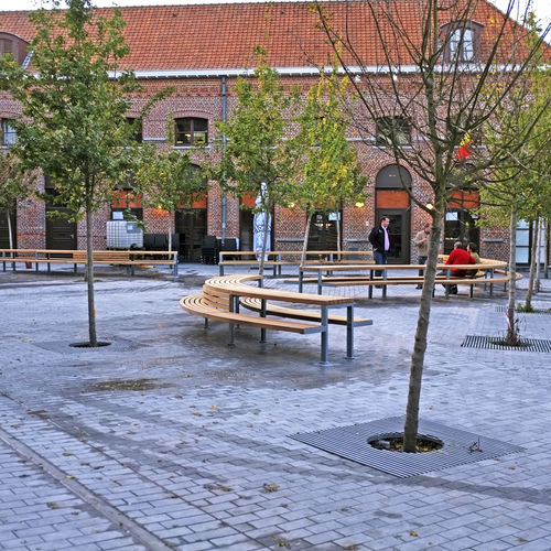 现代风格野餐桌 - TOURNAI, BELGIUM - Factory Street Furniture - 绿柄桑木 / 电镀钢 / 弯曲