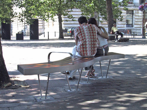 现代风格公共长椅 - GUILDHALL SQUARE, PORTSMOUTH - Factory Street Furniture - 木质 / 不锈钢 / 带椅背