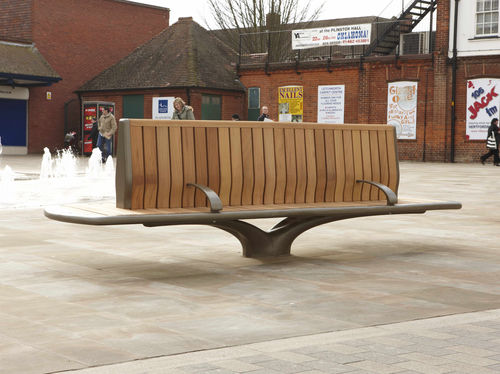 现代风格公共长椅 - LEYS SQUARE, LETCHWORTH GARDEN CITY - Factory Street Furniture - 木质 / 铝铸铁 / 带椅背