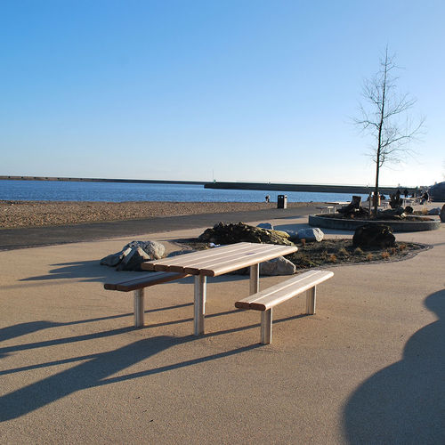 现代风格野餐桌 - SCROLL - Factory Street Furniture - 硬木 / 不锈钢 / 长方形