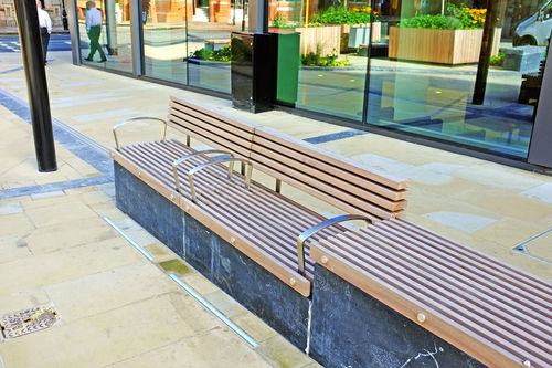 现代风格公共长椅 - CHURCH STREET, BIRMINGHAM - Factory Street Furniture - 木质 / 不锈钢 / 花岗岩