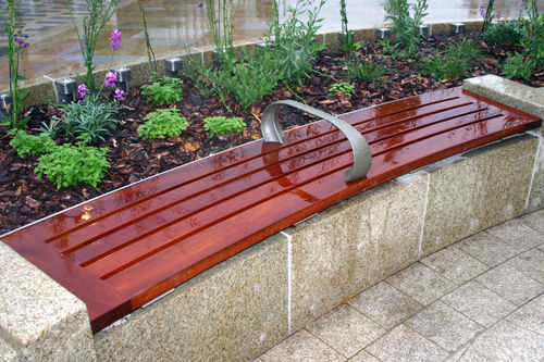 现代风格公共长椅 - LEYS GARDEN, LETCHWORTH GARDEN CITY - Factory Street Furniture - 木质 / 不锈钢 / 铝铸铁