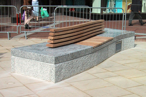 现代风格公共长椅 - BROAD STREET, READING - Factory Street Furniture - 木质 / 不锈钢 / 花岗岩