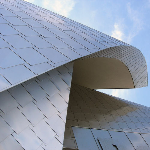 立面板 - WEATHERHEAD SCHOOL - A. Zahner - 鳞片式 / 不锈钢 / 反光