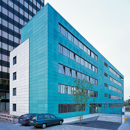 盒式幕墙系统 - OFFICE BUILDING DBV-WINTERTHUR VERSICHERUNGEN, WIESBADEN - Schindler - 天然石材 / 古铜