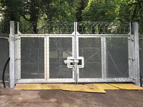 平开大门 - ArmaWeave  - ZAUN FENCING  - 钢 / 网格 / 机动