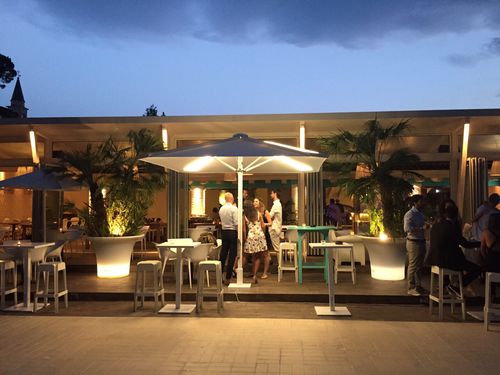 铝制遮阳伞 - PYRAMID, THE COMMUNICATIVE PARASOL - GAGGIO srl - 内置照明 / 酒吧 / 酒店