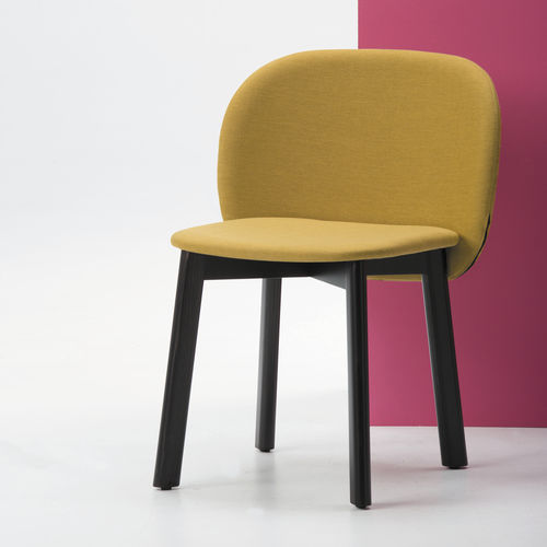 现代风格椅子 - CHIPS S - CHAIRS & MORE - 室内 / 布料 / 山毛榉木桌脚