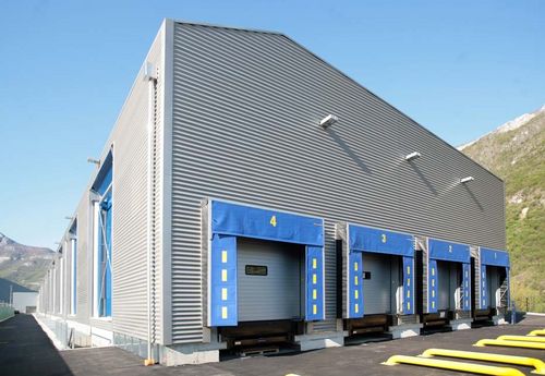 板式立面 - SUBARU ITALIA  - Stahlbau Pichler - 金属板 / 金属 / 波形