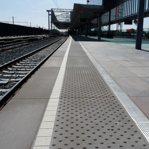 混凝土盲道砖 - PLATFORM EDGES - URBASTYLE