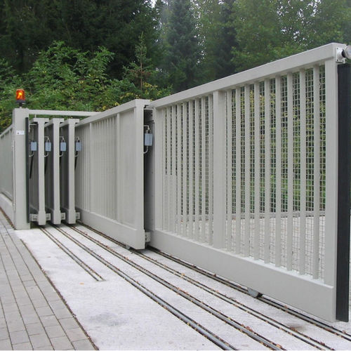 滑动式大门 - TELESCOPIC - ZABAG Security Engineering GmbH - 钢 / 带栏杆 / 平板