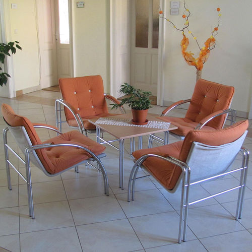 现代风格茶几 - VICONTE  - KODRETA furniture, s.r.o. - 玻璃 / 粉末涂层钢桌脚 / 铬钢桌脚