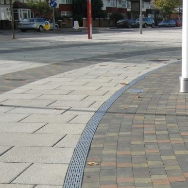 带网格排水槽 - RADIUS CHANNEL - ACO Building Drainage - 不锈钢 / 用于公共空间 / 用于商业建筑
