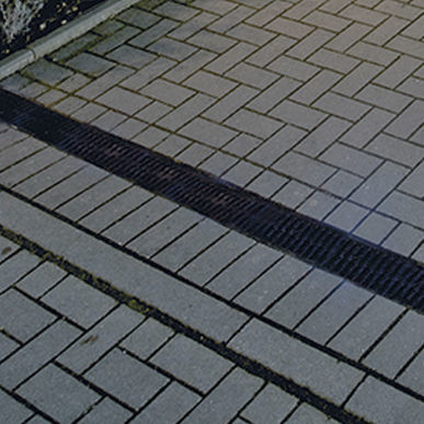 带网格排水槽 - HexDrain B 125 - ACO Building Drainage - 复合材料 / 聚丙烯 / 金属格栅