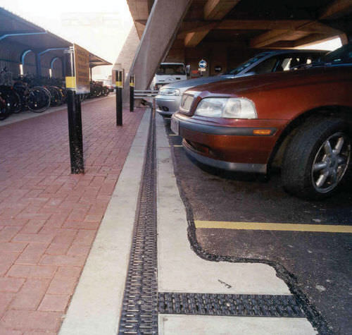 带网格排水槽 - DECKLINE 125 - ACO Building Drainage - 混凝土 / 电镀钢 / 用于停车场