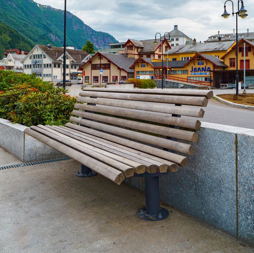 传统风格公共长椅 - URBAN  - Vestre - 电镀钢 / 木质 / 带椅背