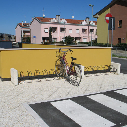 落地式自行车架 - QUARZO - VASART URBAN DESIGN - 公共空间 / 彩绘金属 / 混凝土