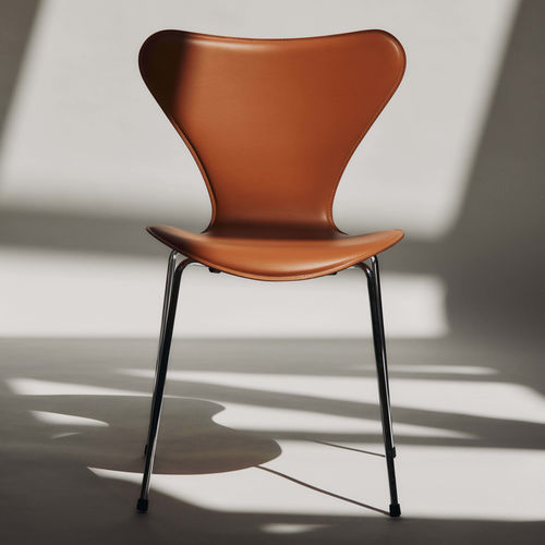 北欧风格椅子 - SERIES 7&trade; - Fritz Hansen - 室内 / 皮质 / 钢座桌脚