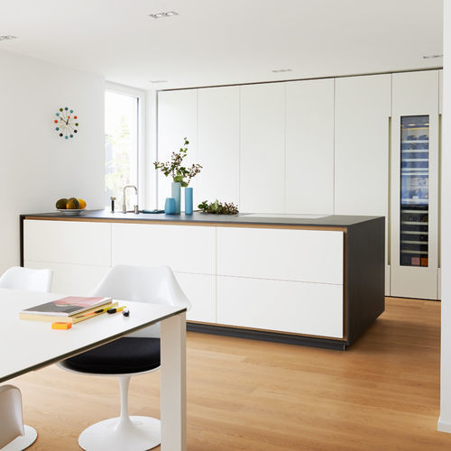 现代风格厨房 - House Schweinfurt - eggersmann küchen GmbH & Co. KG - 木质 / 石材 / 岛台式