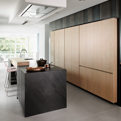 现代风格厨房 - Penthouse Hamburg - eggersmann küchen GmbH & Co. KG - 木制贴皮 / 栎木 / 石材
