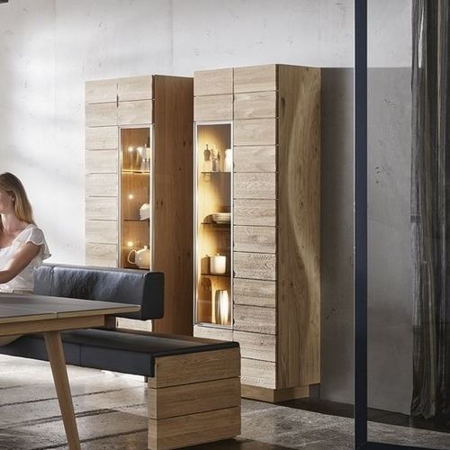 现代风格玻璃柜 - V-Montana  - Voglauer Möbelwerk Gschwandtner & Zwilling GmbH & Co. KG - 栎木 / 胡桃木 / 内置照明