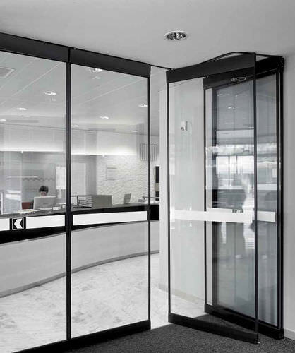 滑动式隔断 - Sliding Wall Systems (STW) - Gilgen Door Systems AG  - 玻璃板 / 专业