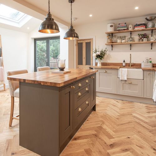 层压地板 - ZB109  - V4 Woodflooring - 天然栎木 / 山形纹 / 拉绒