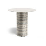 极简主义风格酒吧小圆桌